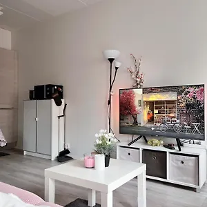 Appartement Lovely Next To The Metro Station And Shopping Malls - 16mins To Center, Convenient, Peaceful 